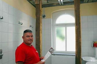 Werdau plant weiteren Kraftakt in der Schwerathletikhalle - Mario Uhlig, Vorsitzender des AC 1897 Werdau, sind die Holzbalken, die in den Umkleide- und Sanitärräumen im Erdgeschoss der Schwerathletikhalle zum Abstützen der Decke eingebaut wurden, schon lange ein Dorn im Auge.
