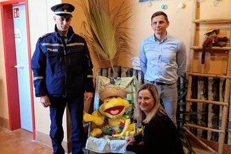 Werdau: Polizei bringt "Webalino" ins Bad zurück - 18-jähriger Zwickauer hat ihn gestohlen - Candy Schaub freut sich, dass Rajko Seifert (links) und Maik Schwolow das Maskottchen des Bades unbeschadet zurückgebracht haben.