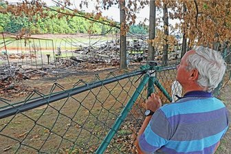 Werdau: Polizei ermittelt noch immer zur Ursache für Feuer an der Kober - Der abgebrannte Zeltplatz an der Koberbachtalsperre lockt noch immer Schaulustige an. Die Reste der verbrannten Wohnwagen sollen jetzt endlich verschwinden.Foto: Thomas Michel