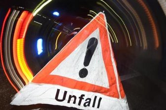 Werdau: Räumfahrzeug rollt gegen Auto -
