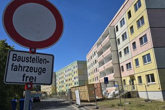 Werdau reißt weiter ab: Drei Wohnblöcke an der Ernst-Busch-Straße verschwinden - An der gesperrten Ernst-Busch-Straße in Werdau startet das nächste Abrissvorhaben.