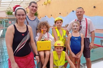 Werdau: Rettungsschwimmer mit Kostüm und Maskerade - Faschingsschwimmen der DRK-Wasserwacht Koberbachtalsperre im Hallen- und Freizeitbad Webalu. Foto: Andre Kleber