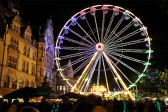 Werdau: Riesen-Riesenrad kehrt zum Volksfest in die Stadt zurück - Das Riesenrad, das Wahrzeichen der größten Fete in der Stadt, kehrt auf den Obermarkt zurück.