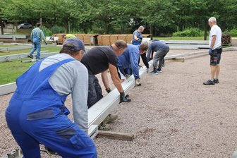 Werdau: Riesenzelt für Party in Weiß im XXL-Format - Mit geballter Manpower ist am Mittwoch das Zelt im Fred-Oettel-Bürgerpark aufgestellt worden.