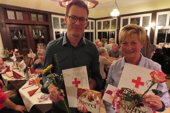 Werdau: Rotes Kreuz ehrt Blutspender - Notfallsanitäter Tino Schlegel wurde für seine 50., Ausbilderin Elke Lippold für die 100. Blutspende geehrt.