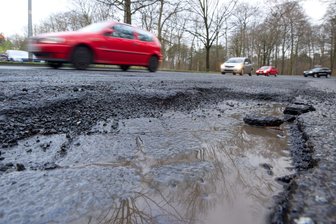Werdau: Schlagloch-Straßen sind Dauerthema bei Einwohnersprechstunden - Loch an Loch – und hält doch? Viele Werdauer ärgern sich über kaputte Straßen.