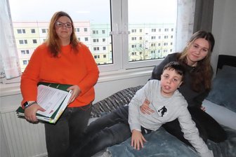 Werdau: Schnelle Abrisspläne kommen für Familie völlig überraschend - Fynn und Larissa sowie Mutter Jacqueline Modrow fühlen sich in ihrer Wohnung in der Platte sehr wohl. 2020 sind sie eingezogen und dachten, sie hätten eine Frist bis mindestens 2028.