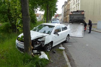 Werdau: Skoda fährt gegen Baum - zwei Senioren schwer verletzt - Der Skoda musste abgeschleppt werden.