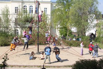 Werdau: Spielgerät wird über die Bundesstraße transportiert - Sperrung notwendig - Dieses Spielplatz muss am Donnerstagvormittag vom Breitscheidplatz an die Weberstraße transportiert werden.