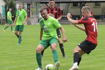Werdau steht als Außenseiter in Runde 2 - Umkämpft war die Partie am Samstag in Thalheim. Im Bild ein Duell zwischen Lok-Spieler Steven Melde (rechts) und dem Thalheimer Robert Nitzsche. Am Ende verlor Zwickau in der Verlängerung. 