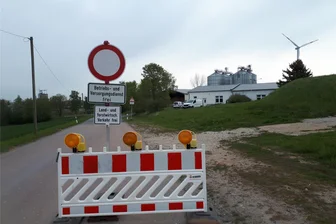 Werdau: Straße nach Lauterbach bleibt weiterhin gesperrt - Die Lauterbacher Straße ist die kürzeste Verbindung von Langenhessen und dem Neukirchener Ortsteil Lauterbach. Die Straße hat massive Schäden und ist schon seit Monaten gesperrt.