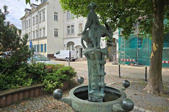 Werdau: Unbekannte beschädigen Eulenspiegelbrunnen an der Basteigasse - Am Eulenspiegelbrunnen in Werdau fließt vorerst kein Wasser. Er wurde von Unbekannten beschädigt.