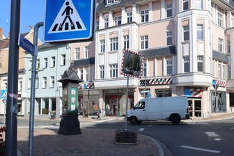 Werdau: Unbekannte schlagen auf zwei Männer ein - Im Bereich der Annoncenuhr war es zu dem Vorfall gekommen.