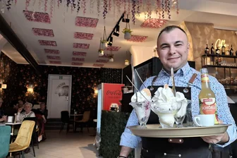 Werdau: Unbekannte stehlen Tische und Stühle vor Café am Markt - Bistro-Betreiber Gasmet Karimani ist erneut Opfer von Langfingern geworden.