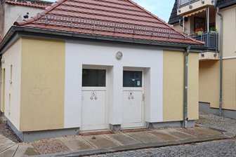 Werdau: Unbekannte zerstören öffentliches WC am Kirchplatz - Erneut von Vandalismus betroffen: das WC am Kirchplatz in Werdau.