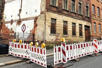 Werdau: Untere Holzstraße bleibt weiter gesperrt - Die Stadt hat das baufällige Haus gekauft und will es abreißen. Doch noch müssen Formalitäten geklärt werden.