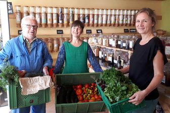 Werdau: Unverpackt-Laden bietet nicht nur Lebensmittel an - Am Donnerstagmittag lieferte Genossenschaftsmitglied Johannes Burkhardt wieder Kisten mit frischem Gemüse und Kräutern aus Neumühle an. Gabriele Schewe (Mitte) und Cornelia Olma freuten sich über die große Auswahl.