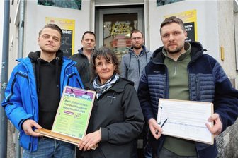 Werdau: Verein sammelt Unterschriften gegen den Komplettabriss des Bahnhofs - OB geht mit Video auf Youtube in die Offensive - Daniel Baar, Kathrin Schwanitz und Philipp Meyer (vorn von links) vom Verein SEW bei der Bäckerei Friedrich, dessen Inhaber Kai und Maik Friedrich (hinten rechts) das Bürgerbegehren unterzeichnet haben.