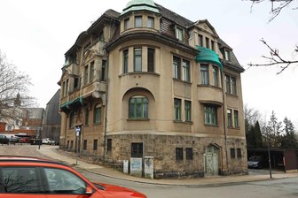 Werdau: Villen-Sanierung führt zu Verkehrsbehinderungen - Die Werdauer Hünchen-Villa am Brühl/Ecke Weberstraße wird seit einiger Zeit saniert.