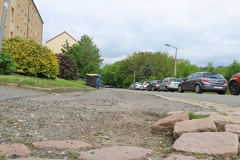 Werdau: Vollsperrung für Fußwegbau am „Webalu“ - Zwischen der Ziegelstraße 30 und 68 in Werdau wird jetzt der Fußweg erneuert.