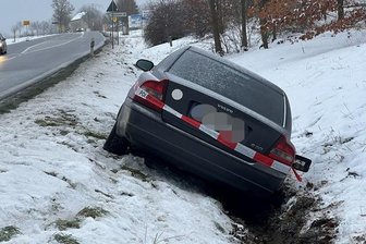 Werdau: Volvo landet im Straßengraben - Der Volvo kam am Donnerstagabend nach rechts von der Straße ab und landete im Seitengraben.