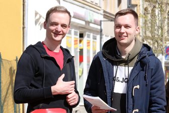 Werdau vor der OB-Wahl: Psychologe Willy Lippold setzt auf Nähe statt Politikfloskeln - Wahlkampf am Wochenende: OB-Kandidat Willy Lippold (r.) stellt sich an der Annoncenuhr den Fragen interessierter Bürger. Hilfe erhält er vom Landesvorsitzenden der Linken, Marco Böhme.
