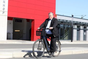 Werdau vor der OB-Wahl: Warum Sören Kristensen weiter für seine Stadt brennt - So kennen ihn die Werdauerinnen und Werdauer: Sören Kristensen erledigt Dienstwege mit dem E-Bike und der Bahn. Die Neugestaltung des Bahnhofes war eine seiner größten Herausforderungen.