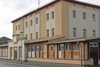 Werdau: Vor erstem Schlag der Abrissbirne noch einmal großer Bahnhof - Das Empfangsgebäude am Werdauer Bahnhof hat schon bessere Zeiten gesehen. Die Stadt will das Gebäude abreißen, durch einen Neubau ersetzen und den gesamten Bahnhofsvorplatz umgestalten. 