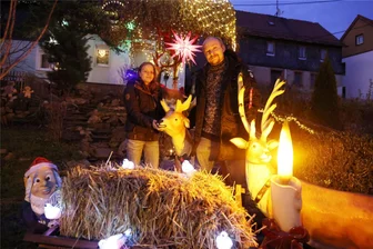 Werdau: Vorm Weihnachtshaus am Salatberg zücken Passanten ihre Handys - Anita und David Donner schmücken jedes Jahr das Grundstück an ihrem Haus mit Weihnachts-Deko. Entsprechend illuminiert, ist der Salatberg ein echter Anziehungspunkt in der Adventszeit.