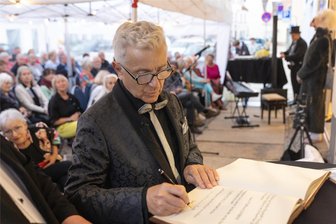 Werdau: Warum auf dem Markt an einem Montagabend großer Trubel war - Matthias Scheibner wurde wegen seiner Verdienste um die Kunst am Montagabend mit der Ehrenmedaille der Stadt Werdau und einer Eintragung in das Ehrenbuch gewürdigt.
