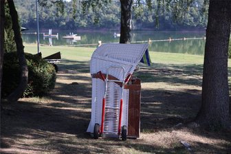 Werdau: Warum das Strandbad an der Koberbachtalsperre schon geschlossen ist - Still ruht der See: Auf dem Badgelände an der Koberbachtalsperre wird aufgeräumt, die Strandkörbe kommen in den Unterstand, die Schwimminseln werden eingeholt. Derzeit ist das Wasser 27 Grad warm und die Qualität gut - eigentlich ideal, um Baden zu gehen.