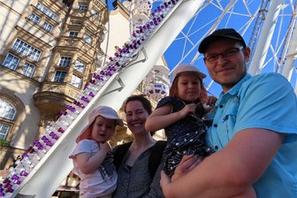 Werdau: Warum das Volksfest in der Innenstadt ein Erfolg wurde - Christin und Daniel Clauß und ihre beiden Kinder Amalia (li.) sowie Fenia hatten Spaß auf dem Volksfest und fuhren auch Riesenrad.