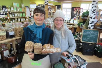 Werdau: Warum eine vierköpfige Familie keinen Supermarkt mehr braucht - Linda Frühauf (r.) ist Stammkundin im Unverpackt-Laden, lässt sich aber von Gabriele Schewe gern zu Angeboten beraten. Aktuell sucht das Team Verstärkung durch jemanden, der ein Freiwilliges Ökologisches Jahr absolvieren möchten.