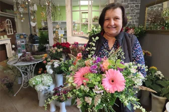 Werdau: Warum findet der Laden „Sigrids Blumenwelt“ an der Bundesstraße keinen Nachfolger? - Sigrid Götz bindet mit Hingabe die Sträuße für ihre Kunden. Der Laden hält ein großes Angebot an Schnittblumen bereit. Am besten sei es, vorzubestellen, sagt die Chefin. Dann müsse keiner zu lange warten.