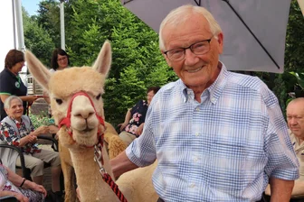 Werdau: Warum Lamas und Alpakas im „Sidonienhof“ aufkreuzen - Großes Glück hatte Reinhard Schwedler: Alpaka Faro ließ sich von dem Senior ruhig durch den Innenhof führen.