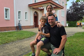 Werdau: Warum sich eine Familie aus Langenbernsdorf für die neu gegründete Privatschule stark macht - Sie lieben das Landleben und halten das Konzept der Freien Schule Langenbernsdorf in Werdau für zukunftsfähig: Christin und Michael Holzmüller mit Sohn Louie. Die Familie kann gut Vergleiche ziehen: Denn der ältere Sohn besucht eine staatliche Oberschule in Westsachsen.