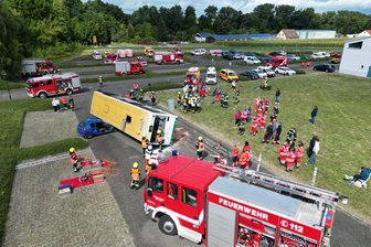 Werdau: Was es mit einem umgestürzten Bus am Koberbachcentrum auf sich hatte - Mehr als 80 Einsatzkräfte probten am Koberbachcentrum in Langenhessen den Ernstfall.