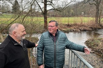 Werdau: Was Experten mit der Pleiße vorhaben - Der Steinpleiser Ortsvorsteher Bernd Dietel (r.) unterhält sich mit Chris Ruderisch, der ein Wohnhaus unmittelbar an der Pleiße besitzt. Der Unternehmer weiß, wie wichtig Flutschutz ist und wünscht mehr Wiesen, die im Ernstfall die Wassermassen aufnehmen. Im Hintergrund befindet sich die Pleiße, in die der Lohbach mündet.