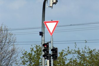 Werdau: Was hat der kleine Kasten am Ampelmast an der Westtrasse zu bedeuten? - Der Kasten am Ampelmast an der Westtrasse in Langenhessen ist ein Verkehrszähler.
