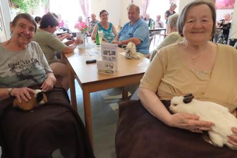 Werdau: Was Kaninchen, Meerschweine und zwei ganz spezielle Hunde im Sidonienhof machen - Ingrid Göschel (77) und Sigrid Geldhauser (79) genossen sichtlich die Anwesenheit der kleinen Fellfreunde.