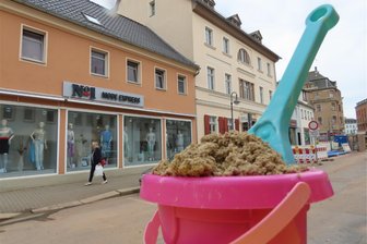 Werdau: Was machen 14 Tonnen Sand in der Innenstadt? - Am Samstag steigt von 10 bis 14 Uhr vor dem Geschäft Mode-Express an der August-Bebel-Straße ein Sandburgenbau-Wettbewerb. 14 Tonnen Sand werden dafür extra vom Baubetrieb abgeladen. Die Sieger werden zur Kindertagsfeier am Sonntag auf dem Markt prämiert.