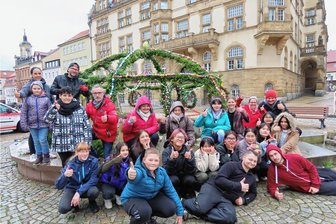 Werdau: Wasserspiel auf dem Markt verwandelt sich in Osterbrunnen - Viele fleißige Helfer haben auch in diesem Jahr den Osterbrunnen auf dem Markt mitgestaltet.