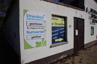 Werdau: Wasserwacht bekommt Geld für neues Gebäude an der Kober - Das hässliche Eingangsgebäude des Strandbades an der Koberbachtalsperre verschwindet bald.