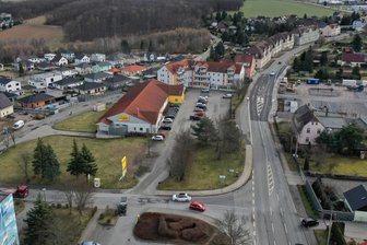 Werdau: Wer zieht in den alten Netto-Markt an der Bundesstraße? - Das Netto-Gebäude an der B 175 in der Sorge (links) steht in wenigen Tagen leer. Mehrere Interessenten wollten es nachnutzen, sprangen aber wieder ab. Mit einem ist ein Werdauer Immobilienmakler aber jetzt konkret im Gespräch.