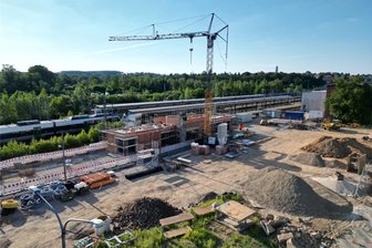 Werdau: Wie die Stadt den neuen Bahnhof vor Zerstörung schützen will - Der Rohbau für den neuen Bahnhofskomplex in Werdau wächst sichtbar. Die Arbeiten liegen im Zeitplan. Die Stadt will den Neubau und den Platz davor künftig besser vor Vandalismus schützen.