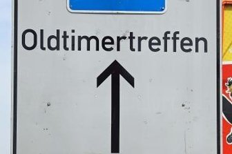 Werdau wird ab Freitag zum Mekka für Oldtimerfans - Die Hinweisschilder sind schon an mehreren Stellen aufgestellt.