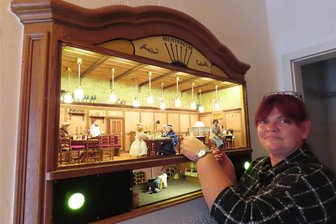 Werdau: Wirtshaus hat jetzt seinen eigenen Miniatur-Gastraum - Die Besucher der Gaststätte können den nachgebauten Gastraum aus dem Jahr 1926 bewundern. Als Vorlage diente eine Postkarte. Berit Kalitzki (Bild) und ihr Mann Frank vom Puppenkaufhaus haben ganze Arbeit geleistet.