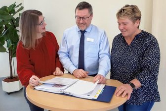 Werdau: Zwei Ärztinnen führen Frauenarztpraxis in der Werdauer Innenstadt weiter - Denise Völker, Uwe Hantzsch und Angelika Otto (von links) freuen sich über den Start des MVZ in Werdau.