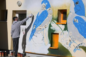 Werdau: Zwei Blaumeisen kontra beschmierte Hauswand -