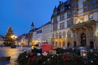 Werdauer Adventskranz schmücken dieses Jahr Herzen und Zuckerstangen - Ist ein Hingucker auf dem Werdauer Markt: der große Adventskranz auf dem Brunnenrand.